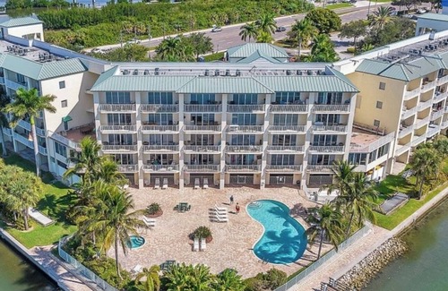 Madeira Beach Condominio | Cozy 1-bedroom 1 bath condo in welcoming St. Petersburg with WiFi, AC, Pool