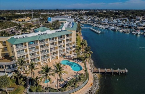 Madeira Beach Condominio | Cozy 1-bedroom 1 bath condo in welcoming St. Petersburg with WiFi, AC, Pool