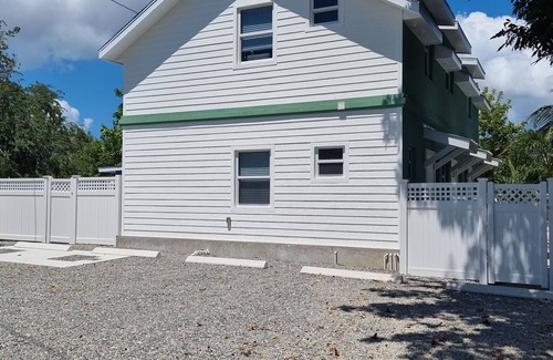 Bodden Town Apartamento | Cozy 1-bedroom apartment in Beach Bay, Bodden Town, Grand Cayman.