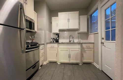 Broadmoor Apartamento | Cozy 1-bedroom apartment B in charming Broadmoor with Wi-Fi, laundry on site.