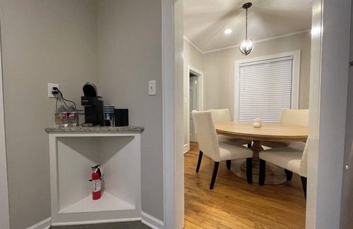 Broadmoor Apartamento | Cozy 1-bedroom apartment B in charming Broadmoor with Wi-Fi, laundry on site.