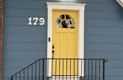 Broadmoor Apartamento | Cozy 1-bedroom apartment B in charming Broadmoor with Wi-Fi, laundry on site.