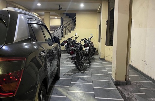 Faridabad Apartamento | Cozy 1-bedroom apartment in fantastic Faridabad with WiFi, AC and work tabel