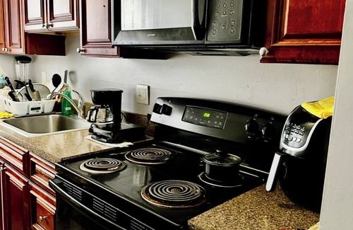 Hartford Apartamento | Cozy 1-bedroom apartment in awesome Hartford with fitness room, WiFi