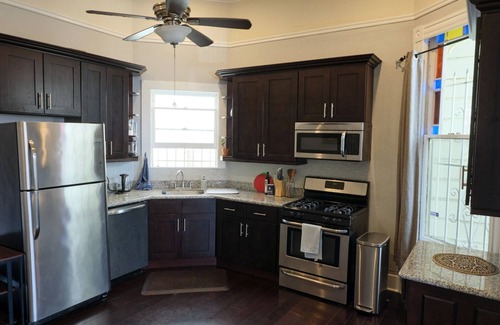 Downtown Oakland Apartamento | Cozy 1-bedroom apartment in uptown Oakland, pet-friendly with off-street parking