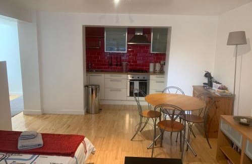 Brondesbury Apartamento | Cozy 1 Bedroom Basement Flat