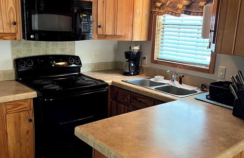Sweeny Cabina | Cozy 1-bedroom cabin in charming Sweeny with fitness room, WiFi