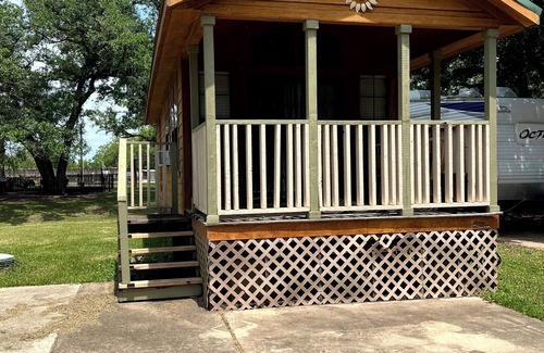 Sweeny Cabina | Cozy 1-bedroom cabin in charming Sweeny with fitness room, WiFi