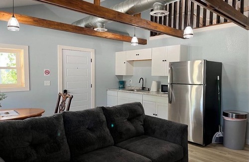 Lebanon Cabina | Cozy 1-bedroom cabin with Loft. Sleeps 8 Near Bennett Springs State Park