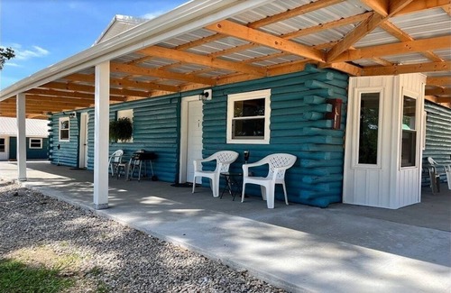 Lebanon Cabina | Cozy 1-bedroom cabin with Loft. Sleeps 8 Near Bennett Springs State Park