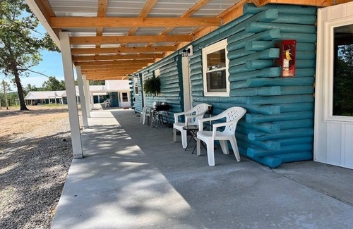 Lebanon Cabina | Cozy 1-bedroom cabin with Loft. Sleeps 8 Near Bennett Springs State Park