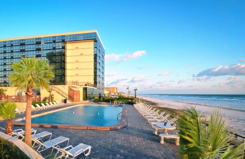 Schulte Park Condominio | Cozy 1-bedroom condo with kitchenette, pool & tiki bar in Daytona Beach