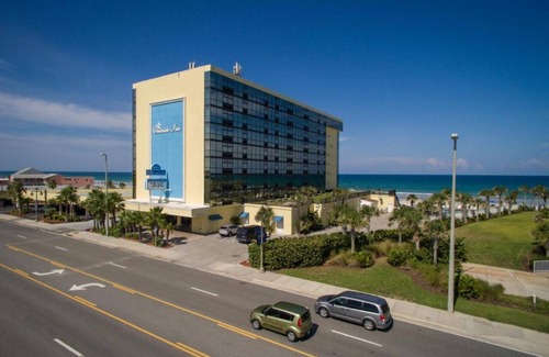 Schulte Park Condominio | Cozy 1-bedroom condo with kitchenette, pool & tiki bar in Daytona Beach