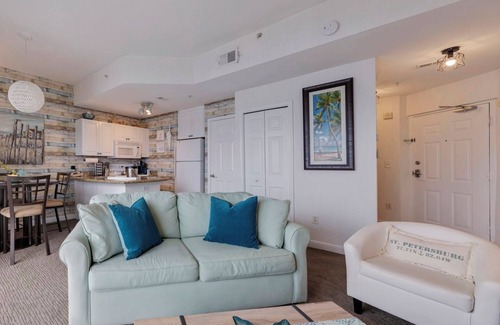 St. Petersburg - Clearwater Condominio | Cozy 1-Bedroom Condo w/Open Water View in St. Petersburg Fl.
