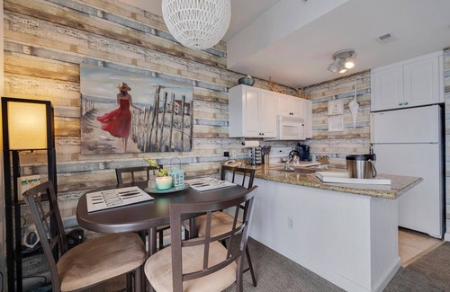 St. Petersburg - Clearwater Condominio | Cozy 1-Bedroom Condo w/Open Water View in St. Petersburg Fl.