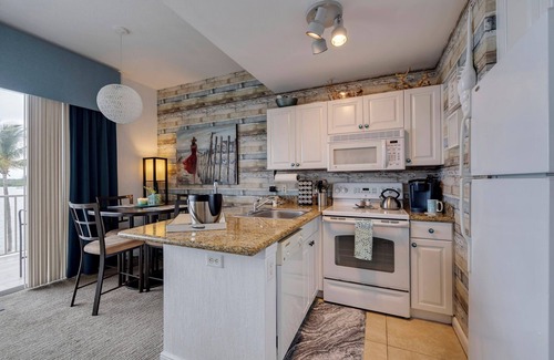 St. Petersburg - Clearwater Condominio | Cozy 1-Bedroom Condo w/Open Water View in St. Petersburg Fl.