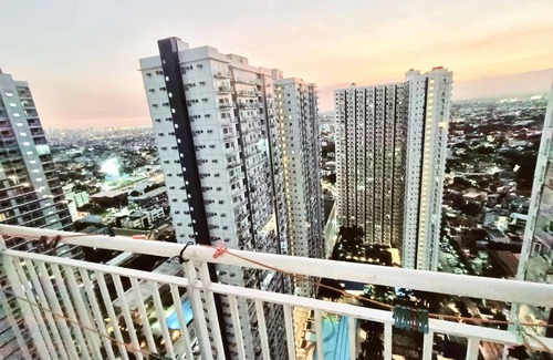Santo Cristo Condominio | Cozy 1-bedroom condo in terrific Quezon City with AC, WiFi