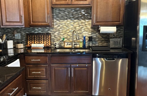 Country Club Plaza Area Condominio | Cozy 1-bedroom condo with WiFi, AC in fabulous Plaza, Kansas City