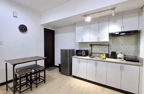 Bangkal Condominio | Cozy 1-bedroom condo San Lorenzo Place Makati WiFi 4KM NAIA
