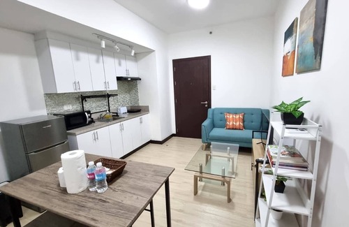 Bangkal Condominio | Cozy 1-bedroom condo San Lorenzo Place Makati WiFi 4KM NAIA