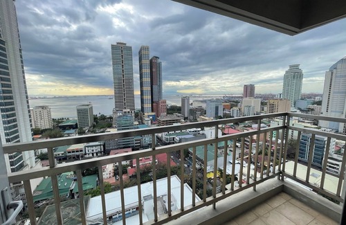 669 Ermita Condominio | Cozy 1-bedroom condo with fitness room and AC in beautiful Manila