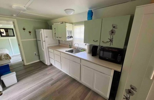 Kings County Cabaña | Cozy 1 bedroom cottage, short walk from the bay