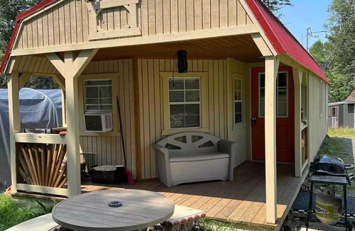 Kings County Cabaña | Cozy 1 bedroom cottage, short walk from the bay