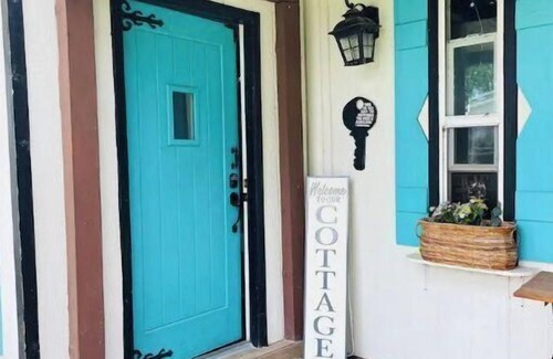 Tolleson Cabaña | Cozy, 1 bedroom Cottage with Mountain views!