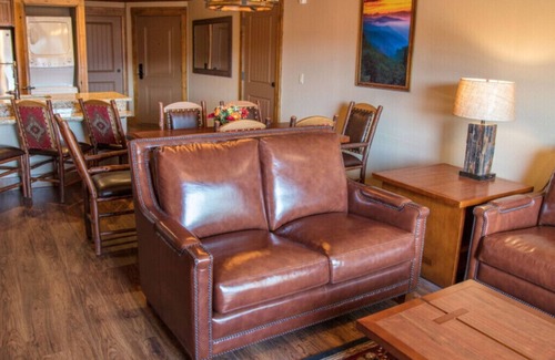 Gatlinburg Complejo | Cozy 1-Bedroom Deluxe King Bed Villa: Westgate Smoky Mountain Resort Gatlinburg