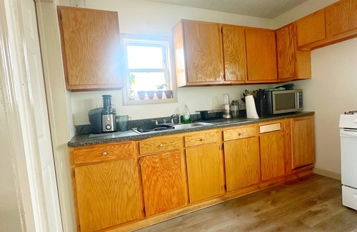 Akron Casa | Cozy 1 Bedroom ENTIRE HOME in the Heart of Akron