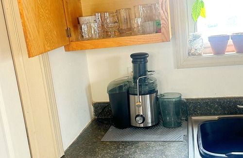 Akron Casa | Cozy 1 Bedroom ENTIRE HOME in the Heart of Akron