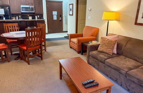 East Kootenay Condominio | Cozy 1 Bedroom | Fitness Centre & Steam Room