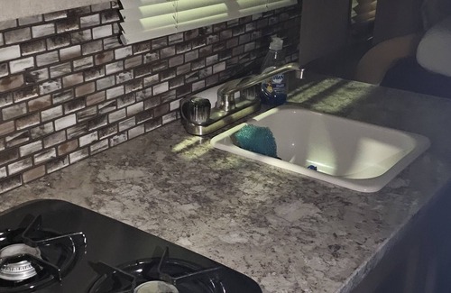 Indio Casa | Cozy 1-bedroom mobile home in charming Indio Calidornia, w/AC & access to pool.