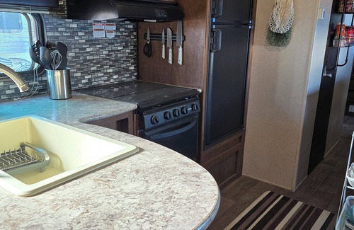 Victorville Casa | Cozy 1 Bedroom RV and sofa sleeper that can sleep up to 3 persons comfortably