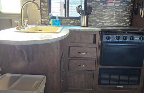 Victorville Casa | Cozy 1 Bedroom RV and sofa sleeper that can sleep up to 3 persons comfortably