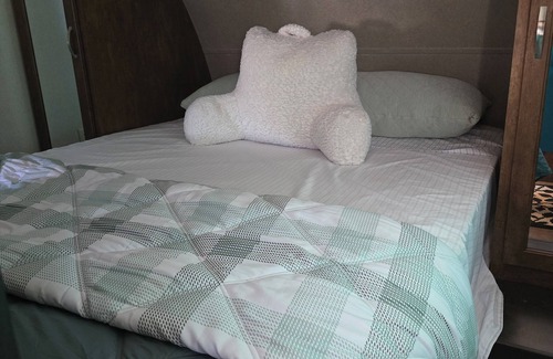 Victorville Casa | Cozy 1 Bedroom RV and sofa sleeper that can sleep up to 3 persons comfortably