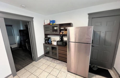 Erie Apartamento | Cozy 1 bedroom apartment near Downtown Erie and lakeshore is walking distance.