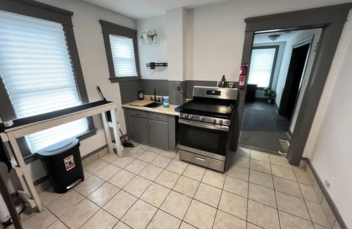 Erie Apartamento | Cozy 1 bedroom apartment near Downtown Erie and lakeshore is walking distance.