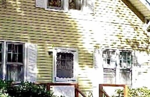 East Stroudsburg Apartamento | Cozy 1 bedroom apartment can sleep 4 queen size bed couch in living room