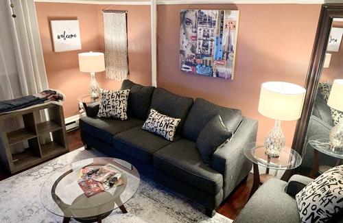 East Stroudsburg Apartamento | Cozy 1 bedroom apartment can sleep 4 queen size bed couch in living room
