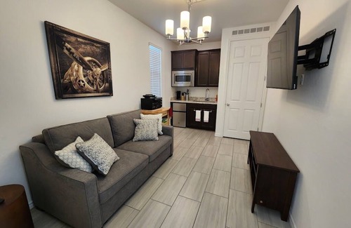 North Las Vegas Apartamento | Cozy 1-Bedroom Casita Kitchenette AC, Wi-Fi & In-Unit Laundry in North Las Vegas