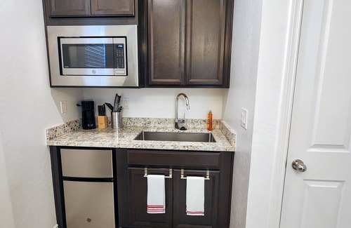 North Las Vegas Apartamento | Cozy 1-Bedroom Casita Kitchenette AC, Wi-Fi & In-Unit Laundry in North Las Vegas