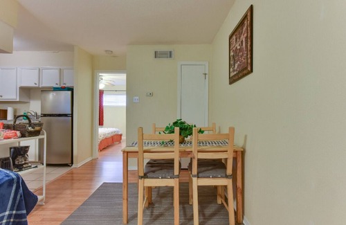 South Lamar Condominio | Cozy 1 BR | 1 BA Distrito Sur Lamar