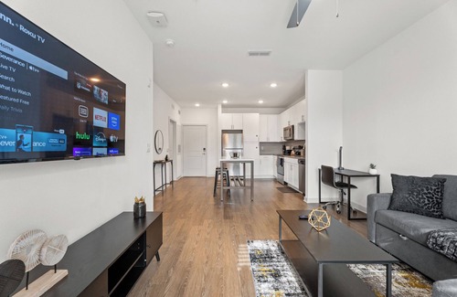 Arlington Apartamento | Cozy 1 BR Apt/King Bed/Pool/Gym/Close 2 Beach