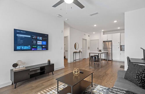 Arlington Apartamento | Cozy 1 BR Apt/King Bed/Pool/Gym/Close 2 Beach