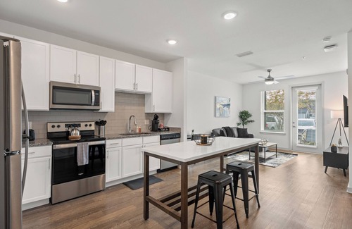 Arlington Apartamento | Cozy 1 BR Apt/King Bed/Pool/Gym/Close 2 Beach