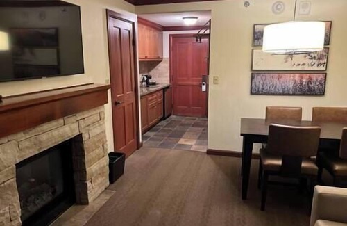 Olympic Valley Condominio | Cozy 1-BR Fireplace Suite in Olympic Valley at Everline Resort!