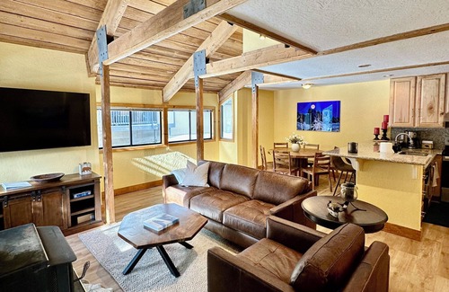 Majestic Pines Condominio | Cozy 1 BR+ Large Loft, 2-Bath – Freshly Remodeled & Ready for Your Adventure!