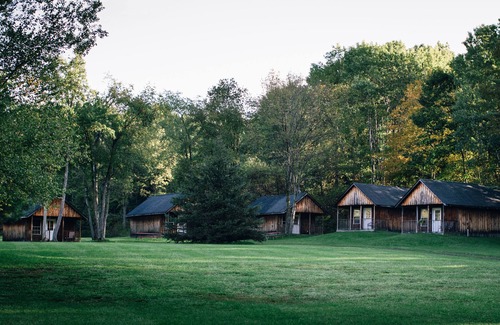 Blodgett Mills Cabina | Cozy 1 Room Log Cabin with Bathroom near Ski Resort in Upstate New York