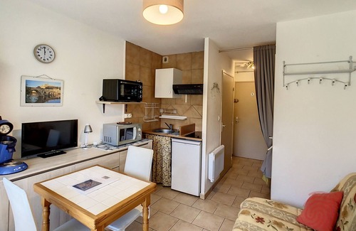 Lamalou-les-Bains Apartamento | Apartamento Luminoso en Planta Baja cerca de los Baños Termales con WiFi y Acepta Mascotas